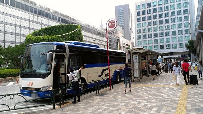 長距離バスの降車場の画像